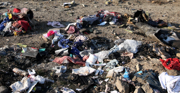 이란, 우크라이나 항공기 참사 현장 흩어진 유품들