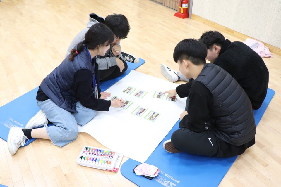 지난 6일 서울 송파구 잠실청소년센터에서 열린 드림하이 겨울캠프에서 참가 청소년들이 조별로 모여 여행을 기획하고 있다.  송파구 제공 