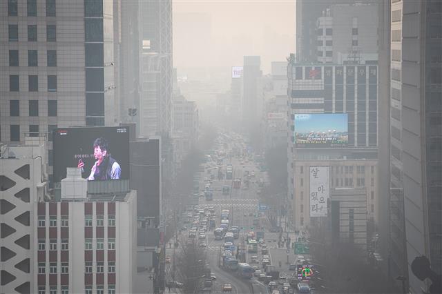 대기정체로 수도권 등 일부지역에 미세먼지 예보등급이 ‘나쁨’을 나타낸 10일 서울 도심이 뿌옇다. 국립환경과학원은 대기정체로 국내 발생 미세먼지가 축적돼 중부 내륙과 일부 영남권을 중심으로 농도가 높다고 설명했다. 2020.1.10 뉴스1