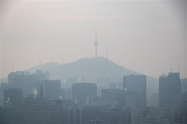 대기정체로 수도권 등 일부지역에 미세먼지 예보등급이 ‘나쁨’을 나타낸 10일 서울 도심이 뿌옇다. 국립환경과학원은 대기정체로 국내 발생 미세먼지가 축적돼 중부 내륙과 일부 영남권을 중심으로 농도가 높다고 설명했다. 2020.1.10 뉴스1