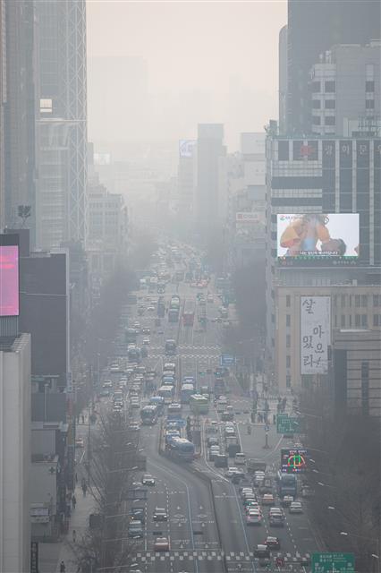 대기정체로 수도권 등 일부지역에 미세먼지 예보등급이 ‘나쁨’을 나타낸 10일 서울 도심이 뿌옇다. 국립환경과학원은 대기정체로 국내 발생 미세먼지가 축적돼 중부 내륙과 일부 영남권을 중심으로 농도가 높다고 설명했다. 2020.1.10 뉴스1