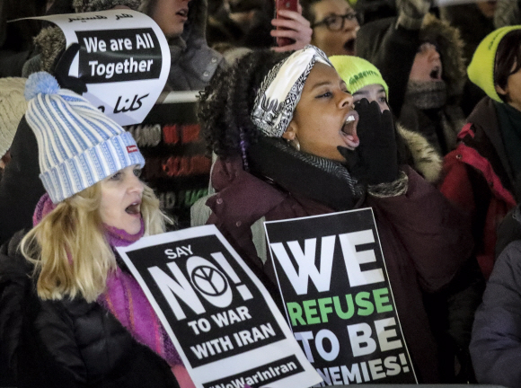 As part of a nationwide action dudded “No War,” anti-protestors rally in New York‘s Foley Square in opposition to President Trump’s assassination of Iranian General Soleimani and escalating tensions with Iran, Thursday Jan. 9, 2020, in New York. (AP Photo/Bebeto Matthews)/2020-01-10 09:46:38/ <저작권자 ⓒ 1980-2020 ㈜연합뉴스. 무단 전재 재배포 금지.>