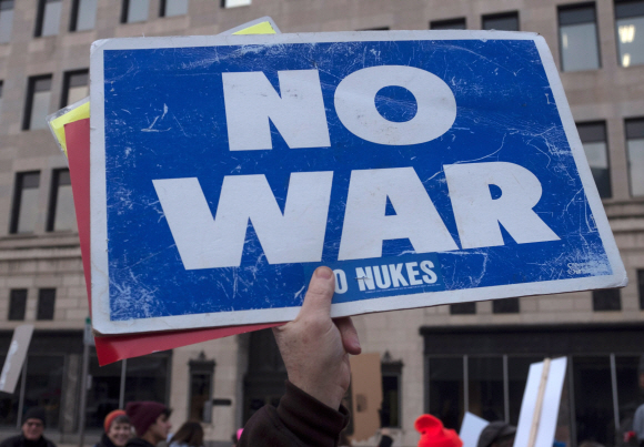 A person holds up a sign reading “now war” as protesters gather near the Huntington Center in Toledo, Ohio January 9, 2020 where the US president is holding his first campaign rally of the year. - Protesters gathered to protest against U.S. President Donald Trumps policies and a war with Iran. (Photo by Seth HERALD / AFP)/2020-01-10 09:09:46/ <저작권자 ⓒ 1980-2020 ㈜연합뉴스. 무단 전재 재배포 금지.>