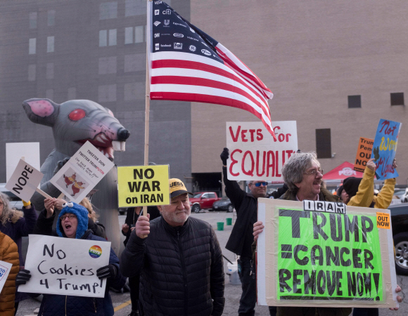 Protesters gather near the Huntington Center in Toledo, Ohio January 9, 2020 where U.S. President Donald Trump is holding his first campaign rally of the year. - Protesters gathered to protest against U.S. President Donald Trumps policies and a war with Iran. (Photo by Seth HERALD / AFP)/2020-01-10 09:06:21/ <저작권자 ⓒ 1980-2020 ㈜연합뉴스. 무단 전재 재배포 금지.>