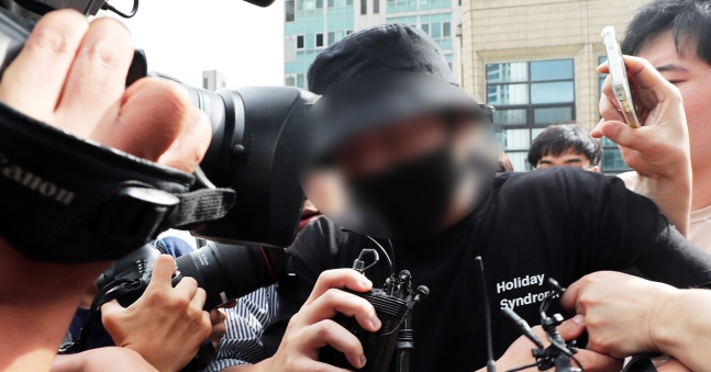 ‘일본 여성 관광객 폭행 사건’의 한국인 남성 피의자가 24일 서울 마포경찰서에 출석해 조사를 받고 귀가하는 길에 취재진의 질문을 받고 있다. 뉴스1
