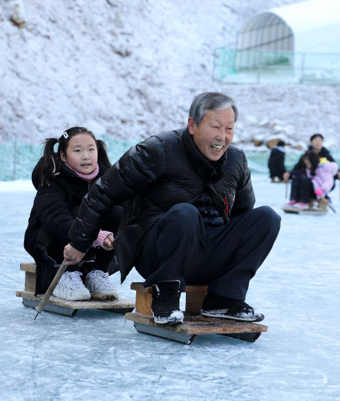 10일 오후 충남 청양군에 있는 알프스마을, 칠갑산 얼음분수축제를 찾은 할아버지와 손녀가 설매를 타며 즐거운 시간을 보내고 있다. 2020.1.10  연합뉴스