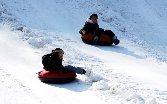 10일 오후 충남 청양군에 있는 알프스마을, 칠갑산 얼음분수축제를 찾은 어린이들이 눈썰매를 즐기고 있다. 2020.1.10  연합뉴스