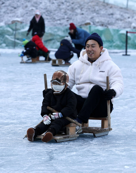 10일 오후 충남 청양군에 있는 알프스마을, 칠갑산 얼음분수축제를 찾은 시민들이 설매를 타며 즐거운 시간을 보내고 있다. 2020.1.10  연합뉴스