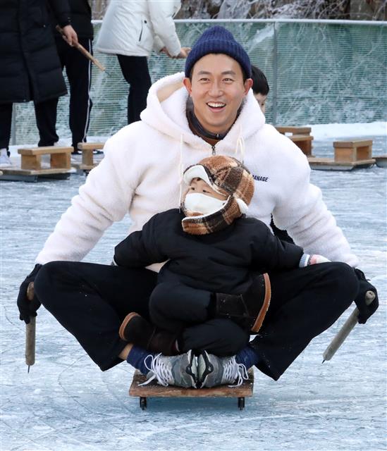 10일 충남 청양군 알프스마을에서 열리고 있는 칠갑산 얼음분수 축제에서 아이가 아버지 발 위에 앉은 채 전통썰매를 타고 있다. 2020.1.10 뉴스1