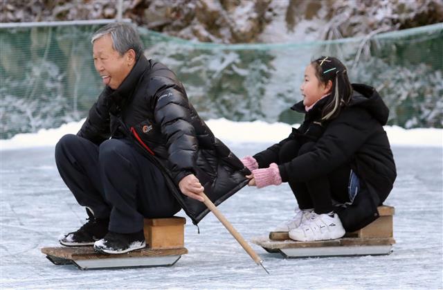 10일 충남 청양군 알프스마을에서 열리고 있는 칠갑산 얼음분수 축제에서 할아버지와 손녀가 전통 썰매를 타고 있다. 2020.1.10 뉴스1