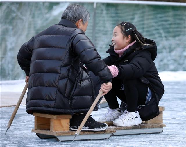 10일 충남 청양군 알프스마을에서 열리고 있는 칠갑산 얼음분수 축제에서 할아버지와 손녀가 전통 썰매를 타고 있다. 2020.1.10 뉴스1