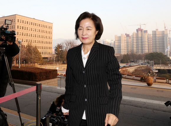 추미애 법무부 장관이 10일 오후 경기도 정부과천청사 법무부로 들어서고 있다. 2020.1.10  연합뉴스