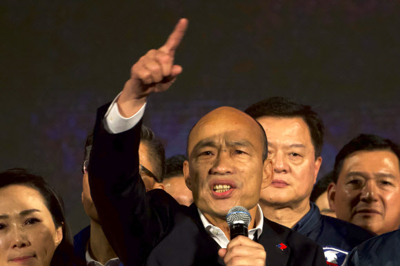 대만 총통선거를 이틀 앞둔 9일 타이베이시에서 한궈위 국민당 후보가 막판 표심을 잡기 위해 선거유세하고 있다. 타이베이 AP 연합뉴스