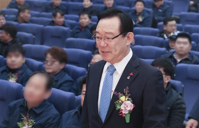 굳은 표정 보이는 송철호 울산시장