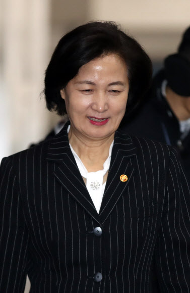 차로 향하는 추미애 장관