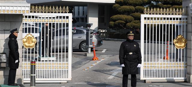 적막감 흐르는 청와대...검찰, 자치발전비서관실 압수수색