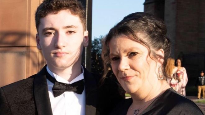 아들 에이단과 어머니 캐롤라인. 영국 BBC 홈페이지 캡처