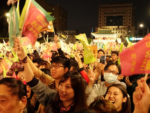환호하는 차이이원 총통 지지자들