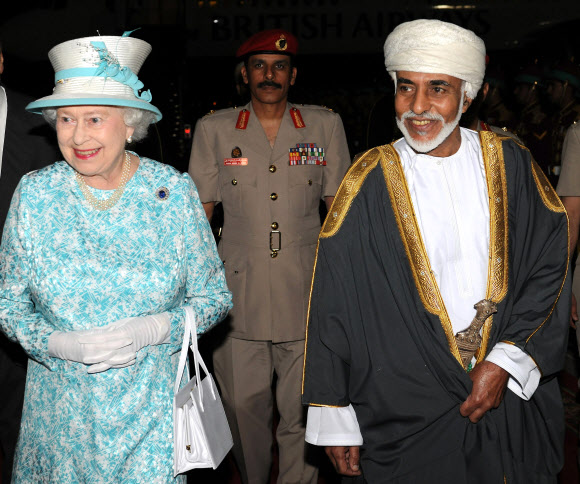 카부스 국왕은 즉위 50년을 채우지 못한 반면, 엘리자베스 2세 영국 여왕은 다음달 즉위 68주년을 맞는다. 사진은 지난 2010년 11월 25일(현지시간) 여왕이 무스카트를 찾았을 때 반가이 맞는 모습. AFP 자료사진 연합뉴스 