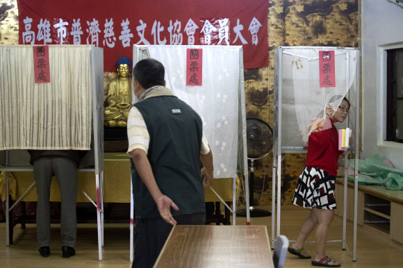대선·총선 투표하는 대만 유권자들