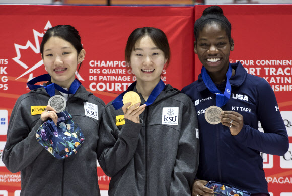 최민정(가운데)이 11일(현지시간) 캐나다 몬트리올에서 국제빙상경기연맹(ISU) 쇼트트랙 4대륙 선수권대회 여자 1500m 경기에서 2분41초270의 기록으로 금메달을 목에 걸었다. 같은 경기에 참가한 서휘민(왼쪽)은 2분41초367로 은메달을 차지했다. AP 연합뉴스
