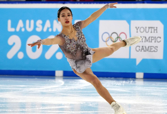 유영이 11일(현지시간) 2020년 로잔 동계청소년올림픽 피겨스케이팅 여자 싱글 쇼트프로그램 연기를 펼치고 있다. 유영은 이날 기술점수 40.25점, 예술점수 33.26점, 총점 73.51점을 기록하며 1위에 올랐다. 신화 연합뉴스