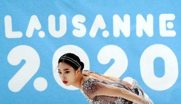 유영이 11일(현지시간) 2020년 로잔 동계청소년올림픽 피겨스케이팅 여자 싱글 쇼트프로그램 연기를 펼치고 있다. 유영은 이날 기술점수 40.25점, 예술점수 33.26점, 총점 73.51점을 기록하며 1위에 올랐다. 신화 연합뉴스