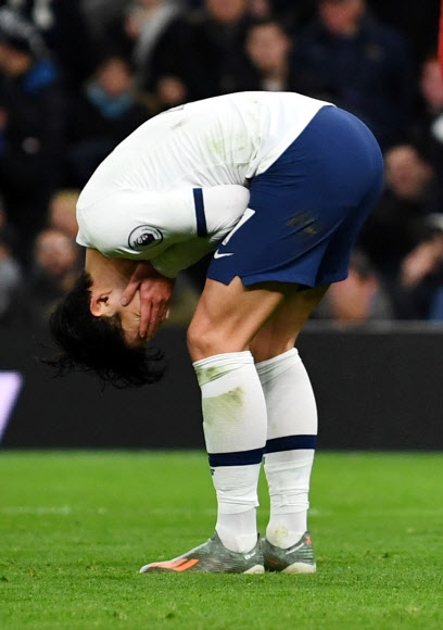 토트넘 홋스퍼 손흥민이 11일(현지시간) 영국 런던의 토트넘 홋스퍼 스타디움에서 열린 2019-2020 프리미어리그 리버풀과의 경기에서 골 찬스를 놓치고 아쉬워하고 있다. 이날 팀은 리버풀에 0-1로 패배했다. 로이터 연합뉴스