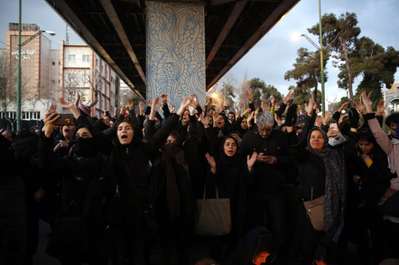 이란 혁명수비대에 격추된 우크라이나 여객기 희생자들을 추모하고 이란 정부를 규탄하는 집회가 11일(현지시간) 이란 테헤란 시내 아미르카비르 공과대학에서 열렸다. 2020.1.11  EPA 연합뉴스