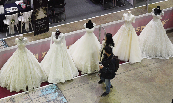 12일 서울 강남 코엑스 B홀에서 열린 2020 춘계 웨덱스코리아 웨딩박람회에서 예비 신랑, 신부들이 전시되어 있는 웨딩드레스를 살펴보고 있다. 2020.1.12 오장환 기자 5zzang@seoul.co.kr