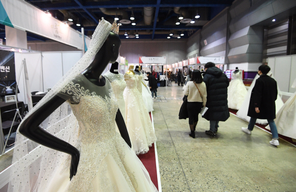 12일 서울 강남 코엑스 B홀에서 열린 2020 춘계 웨덱스코리아 웨딩박람회에서 예비 신랑, 신부들이 전시되어 있는 웨딩드레스를 살펴보고 있다. 2020.1.12 오장환 기자 5zzang@seoul.co.kr
