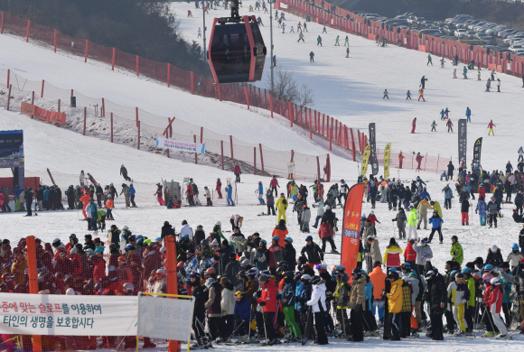 12일 강원도 홍천 비발디파크에서 스키장을 찾은 스키인파로 슬로프가 가득하다. 2020.1.12 박지환기자 popocar@seoul.co.kr