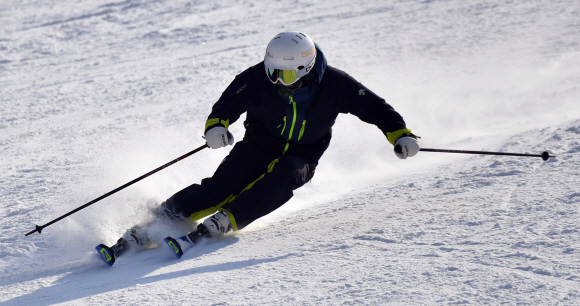 12일 강원도 홍천 비발디파크에서 방문객들이 스키를 즐기고 있다. 2020.1.12 박지환기자 popocar@seoul.co.kr