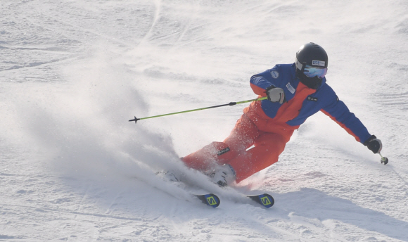 12일 강원도 홍천 비발디파크에서 방문객들이 스키를 즐기고 있다. 2020.1.12 박지환기자 popocar@seoul.co.kr