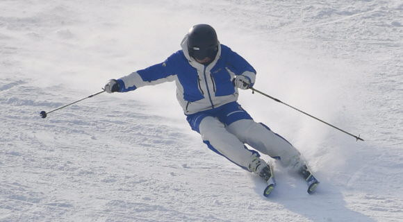 12일 강원도 홍천 비발디파크에서 방문객들이 스키를 즐기고 있다. 2020.1.12 박지환기자 popocar@seoul.co.kr