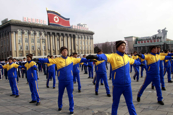 북한의 당 간부 및 관계자들이 12일 평양 김일성 광장에서 올해 첫 ‘체육의 날’ 행사에 참여하고 있다. 북한은 1990년대 초 김정일 당시 국방위원장의 지시로 매월 둘째 일요일을 체육의 날로 지정해 체육 활동을 하고 있다.  AP 연합뉴스