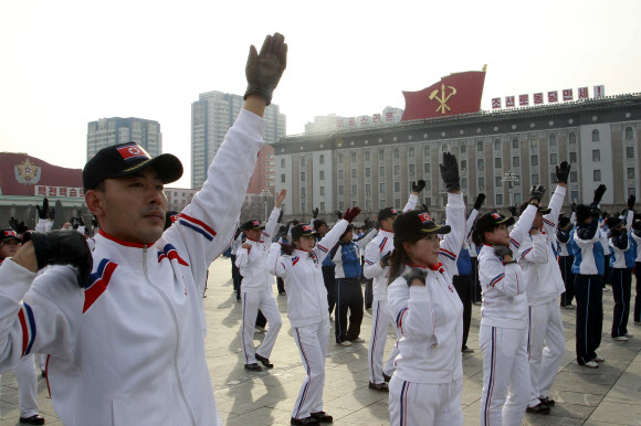북한의 당 간부 및 관계자들이 12일 평양 김일성 광장에서 올해 첫 ‘체육의 날’ 행사에 참여하고 있다. 북한은 1990년대 초 김정일 당시 국방위원장의 지시로 매월 둘째 일요일을 체육의 날로 지정해 체육 활동을 하고 있다.  AP 연합뉴스