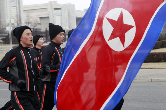 북한의 당 간부 및 관계자들이 12일 평양 김일성 광장에서 올해 첫 ‘체육의 날’ 행사에 참여하고 있다. 북한은 1990년대 초 김정일 당시 국방위원장의 지시로 매월 둘째 일요일을 체육의 날로 지정해 체육 활동을 하고 있다.  AP 연합뉴스