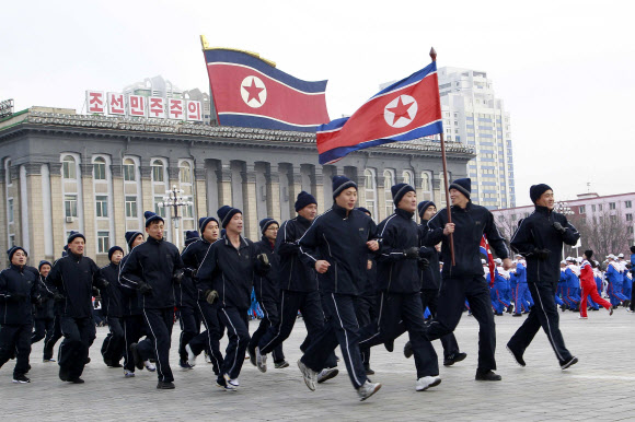 북한의 당 간부 및 관계자들이 12일 평양 김일성 광장에서 올해 첫 ‘체육의 날’ 행사에 참여하고 있다. 북한은 1990년대 초 김정일 당시 국방위원장의 지시로 매월 둘째 일요일을 체육의 날로 지정해 체육 활동을 하고 있다.  AP 연합뉴스