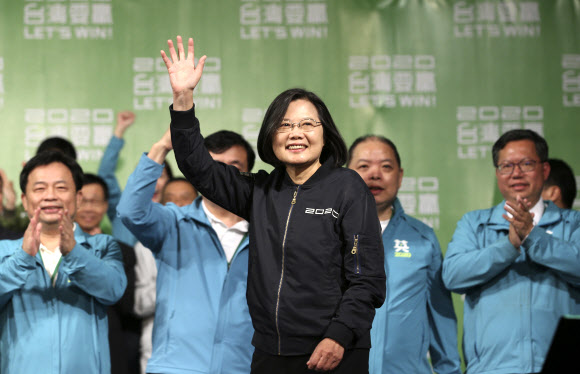 중화민국 총통 선거에서 재선한 차이잉원 대만 총통이 11일 지지자들 앞에서 얼굴에 웃음을 띠고 손을 흔들고 있다.  대만 AP 연합뉴스