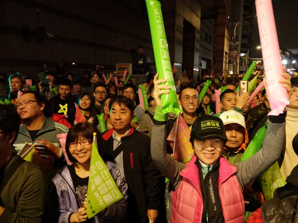 차이잉원 총통 재선에 환호하는 대만인들