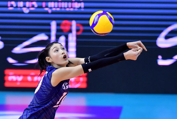 수비하는 김연경