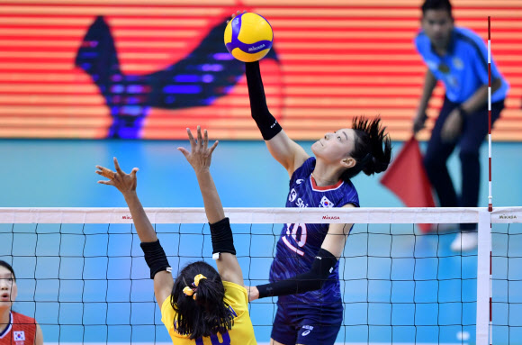 공격하는 김연경