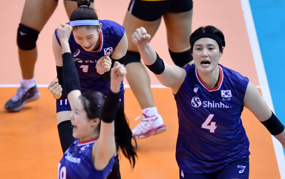 환호하는 한국 여자 배구팀