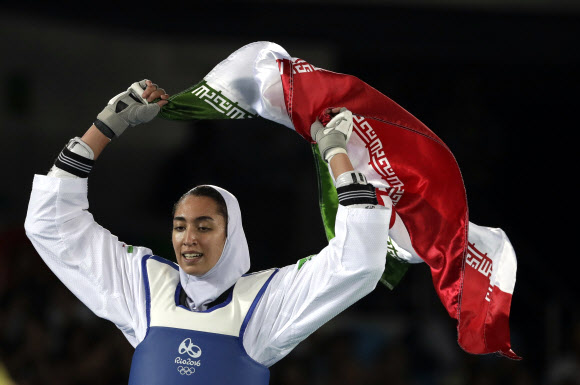 이란에서 망명하겠다는 뜻을 밝힌 키미아 알리자데 제누린이 지난 2016년 8월 18일(현지시간) 리우데자네이루올림픽 태권도 여자 57㎏급 동메달을 차지한 뒤 이란 국기를 펄럭이며 포효하고 있다. 그녀는 이란 여성 최초의 올림픽 메달리스트였다. AP 자료사진 연합뉴스 