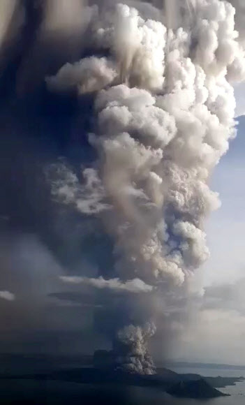 폭발하는 필리핀 탈 화산