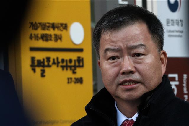 자유한국당 추천으로 ‘가습기살균제 참사와 4·16 세월호 참사 특별조사위원회’(특조위) 비상임위원에 임명된 김기수 변호사가 13일 오전 서울 중구 포스트타워 특조위 운영지원과에 사퇴서를 제출한 뒤 취재진들에게 입장을 밝히고 있다. 2020.1.13 뉴스1