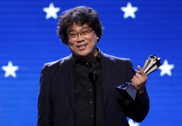 봉준호 감독이 12일(현지시간) 미국 캘리포니아주 샌타모니카 바커행어에서 열린 ‘제25회 크리틱스 초이스 어워즈’에서 감독상을 수상한 후 소감을 말하고 있다. 로이터 연합뉴스