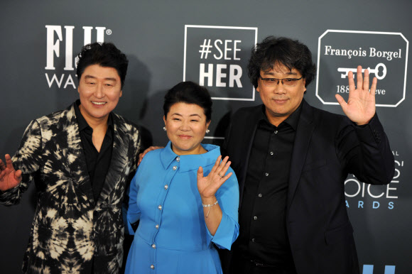 봉준호 감독, 배우 이정은, 송강호(오른쪽부터) 12일(현지시간) 미국 캘리포니아주 샌타모니카 바커행어에서 열린 ‘제25회 크리틱스 초이스 어워즈’에 참석해 포즈를 취하고 있다. EPA 연합뉴스