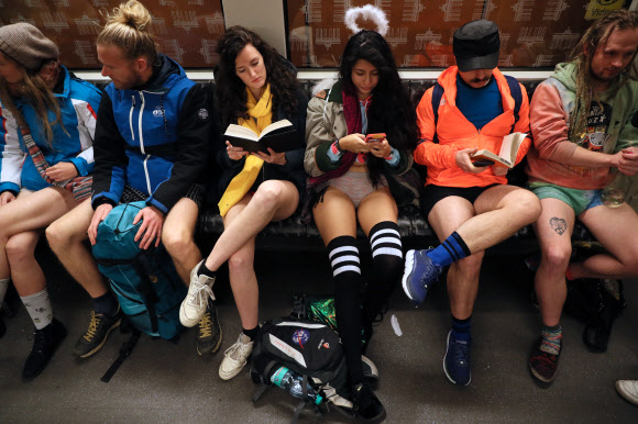 12일(현지시간) 독일 베를린에서 ‘바지 벗고 지하철 타기(No Pants Subway Ride)’ 행사가 열려 참가자들이 바지를 벗은 채 지하철에 탑승해 있다. EPA 연합뉴스